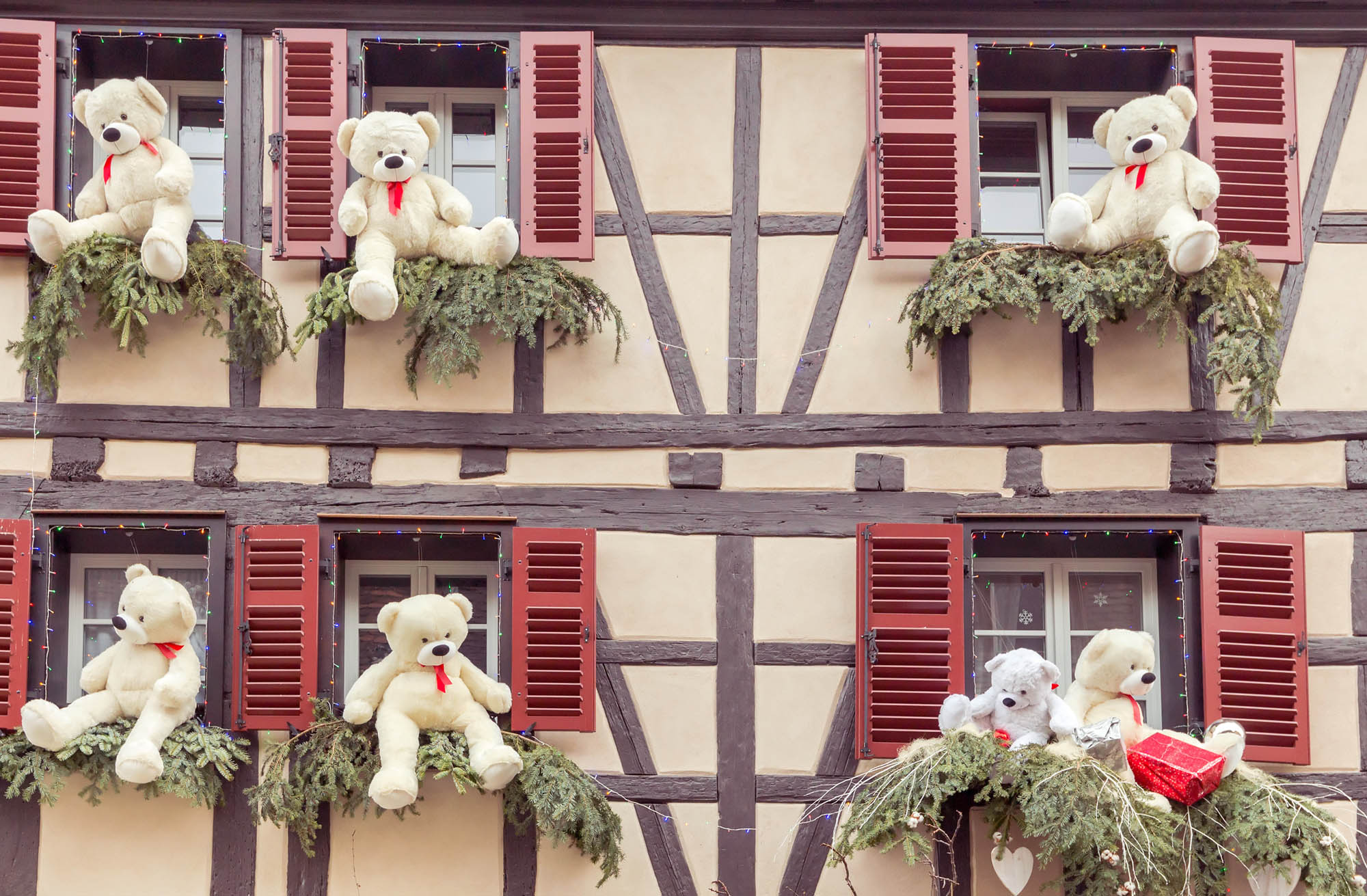 Noel_colmar_decorations_grand_rue_photo_AdobeStock_pillerss